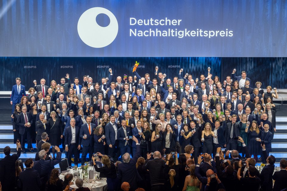 engl Gruppenbild_DNP_0.jpg
